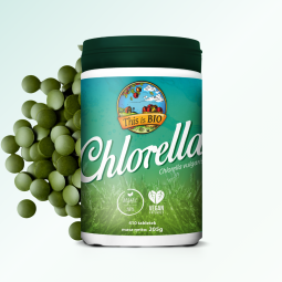 Ekologiczna Chlorella This is BIO 205g w tabletkach na białym tle