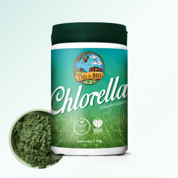 Opakowanie Chlorella Organic This is BIO obok kopczyka intensywnie zielonego, czystego proszku