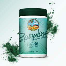 Opakowanie organicznej spiruliny This is BIO 110g w proszku na jasnym tle z zielonym pyłkiem.