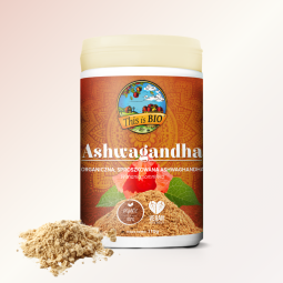 Opakowanie ekologicznej, sproszkowanej ashwagandhy This is BIO obok kopca drobno zmielonego korzenia o jasnym kolorze.