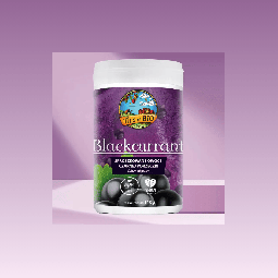 Opakowanie sproszkowanych owoców czarnej porzeczki This is BIO 110g na fioletowym tle.